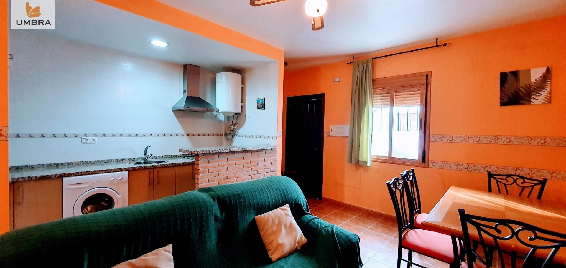 Nos encanta la barra de la cocina americana. Además, es un sitio ideal  donde disfrutar del café a primera hora de la mañana. - Picture of Somn  Apartments, Alcala De Henares - Tripadvisor