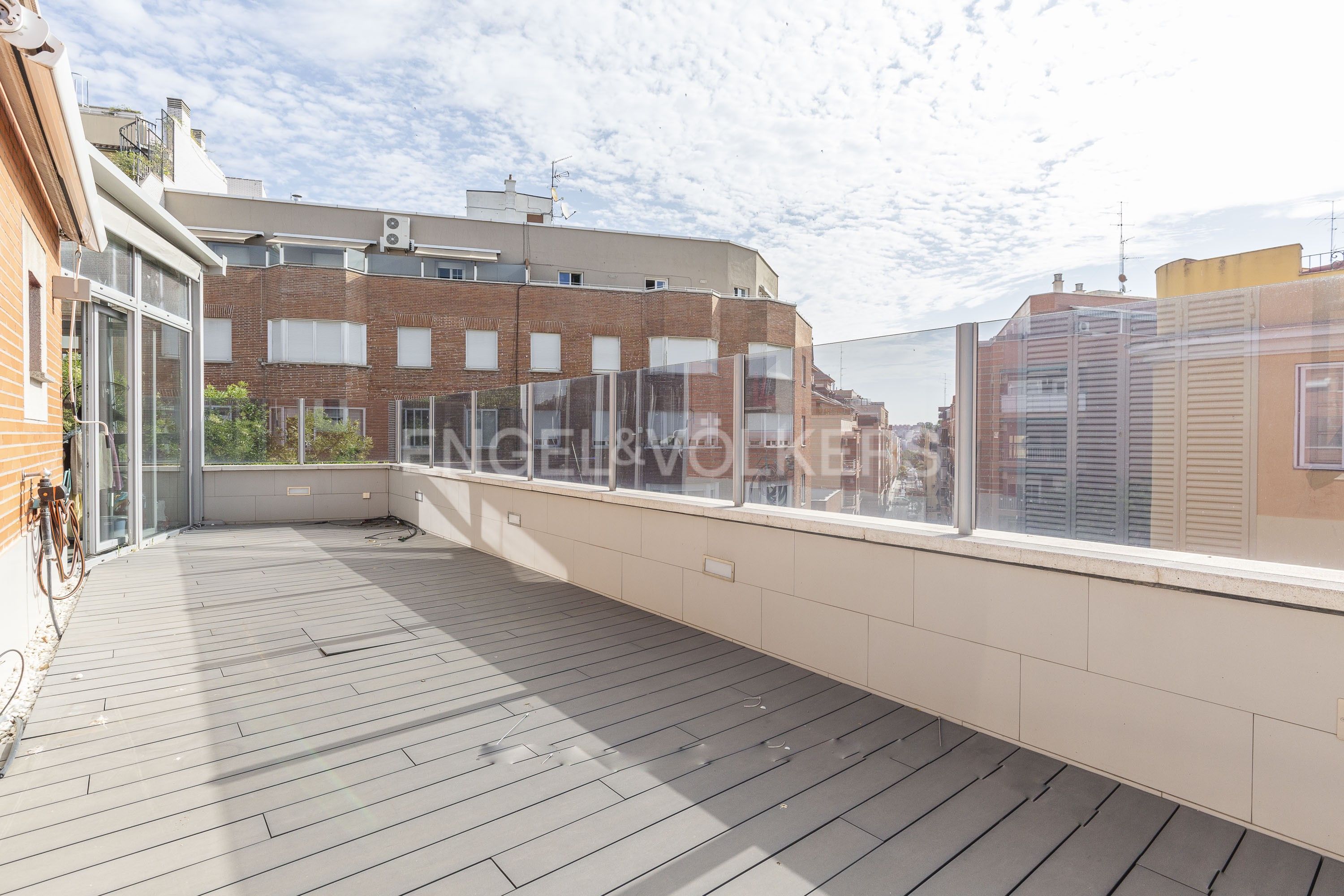 Carrefour rebaja el tendedero de techo ideal para aprovechar al máximo el  espacio de tu terraza o balcón