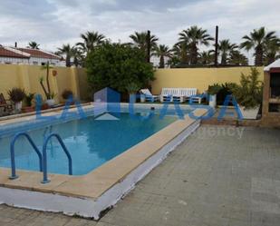 Piscina de Casa o xalet en venda en Villamanrique de la Condesa amb Terrassa i Piscina