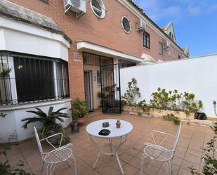 Jardí de Casa adosada en venda en Coria del Río amb Aire condicionat i Piscina