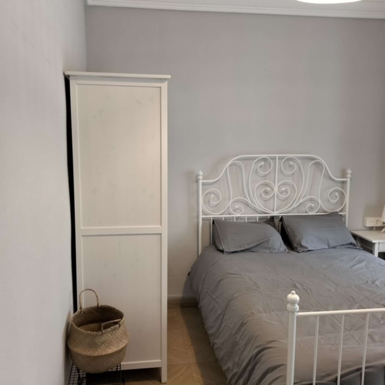 Dormitorio juvenil de diseño para colchón de 135x190 en Pamplona Navarra