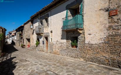 Hermoso De La Pared De Piedra Con Una Función De Chimenea Falsa