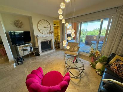 Sala d'estar de Casa adosada en venda en Marbella amb Aire condicionat i Terrassa