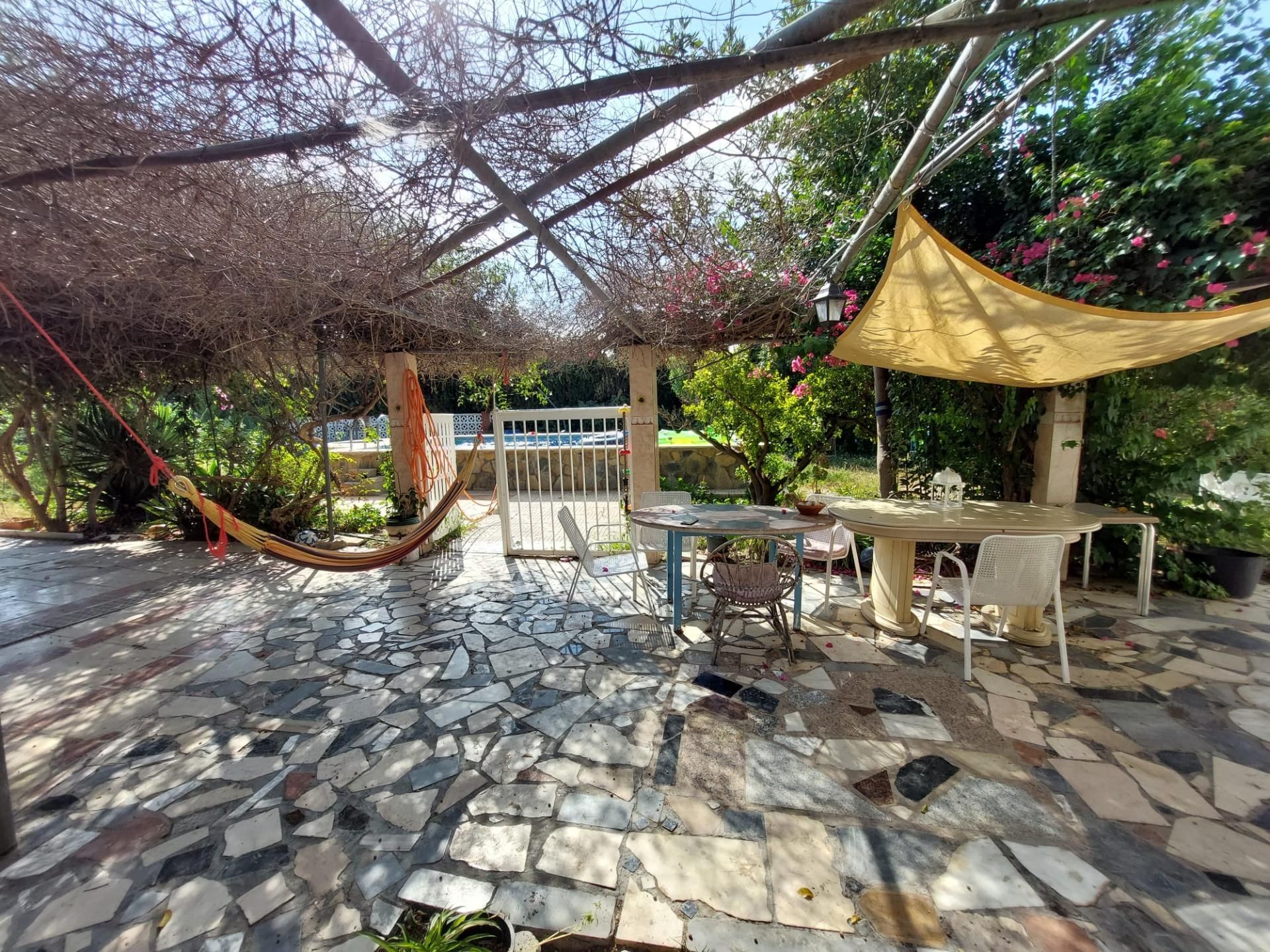 La fuente solar barata con luz LED que hará de nuestra terraza o jardín un  rincón zen ahorrando es de