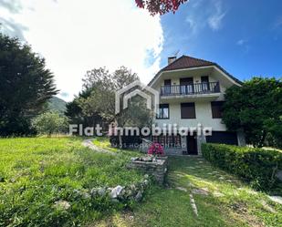 Vista exterior de Casa o xalet en venda en Castro-Urdiales amb Calefacció, Jardí privat i Parquet