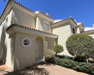 Vista exterior de Casa adosada en venda en Alhaurín El Grande amb Aire condicionat