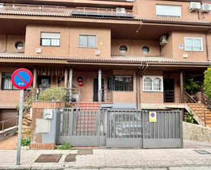 Vista exterior de Casa adosada en venda en Torrejón de la Calzada amb Aire condicionat, Calefacció i Piscina comunitària