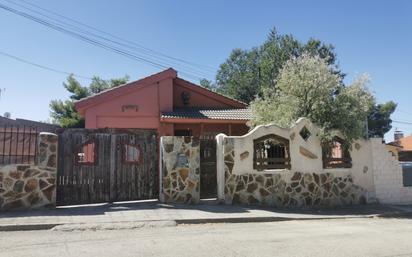 Exterior view of House or chalet for sale in Colmenar de Oreja  with Air Conditioner and Terrace
