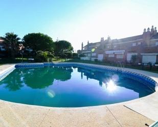 Piscina de Casa adosada de lloguer en Chiclana de la Frontera amb Terrassa i Balcó