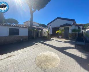 Vista exterior de Casa o xalet en venda en Chiclana de la Frontera amb Jardí privat, Terrassa i Traster