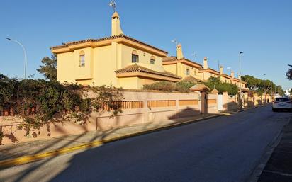 Exterior view of House or chalet for sale in Chiclana de la Frontera  with Heating, Private garden and Parquet flooring