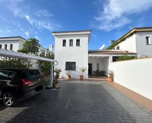 Vista exterior de Casa o xalet en venda en Chiclana de la Frontera amb Jardí privat, Terrassa i Traster