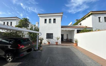 Vista exterior de Casa o xalet en venda en Chiclana de la Frontera amb Terrassa i Piscina