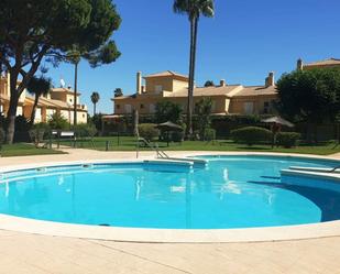 Piscina de Casa adosada de lloguer en Chiclana de la Frontera amb Aire condicionat, Terrassa i Balcó