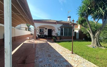 Vista exterior de Casa o xalet en venda en Chiclana de la Frontera amb Calefacció, Jardí privat i Traster