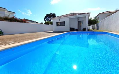 Piscina de Casa o xalet en venda en Chiclana de la Frontera amb Jardí privat, Terrassa i Traster