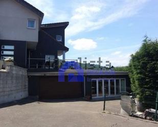 Vista exterior de Casa o xalet en venda en Oviedo  amb Terrassa i Piscina