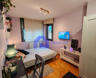 Dormitori de Pis de lloguer en Oviedo  amb Balcó