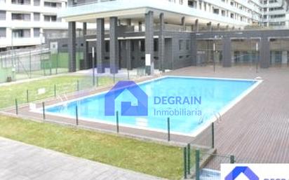 Piscina de Pis en venda en Oviedo  amb Calefacció, Parquet i Terrassa