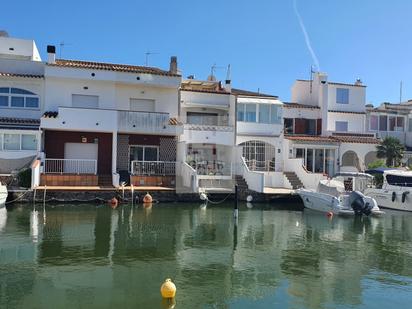 Vista exterior de Casa adosada en venda en Empuriabrava amb Aire condicionat i Terrassa