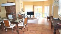 Sala d'estar de Casa o xalet en venda en Quijorna amb Piscina