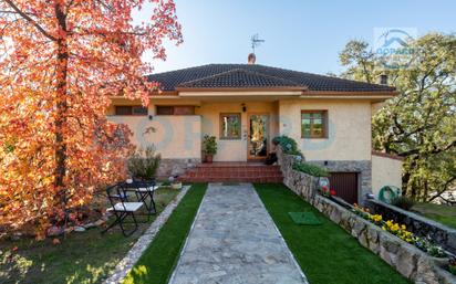 Vista exterior de Casa o xalet en venda en Valdemorillo amb Aire condicionat, Calefacció i Jardí privat