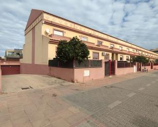 Vista exterior de Casa adosada en venda en Los Alcázares amb Jardí privat, Terrassa i Traster