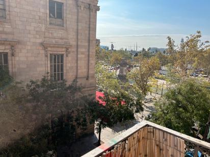 Exterior view of Flat for sale in  Barcelona Capital  with Air Conditioner and Balcony