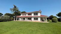 Vista exterior de Casa o xalet en venda en Boadilla del Monte amb Calefacció, Jardí privat i Parquet