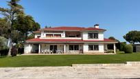 Vista exterior de Casa o xalet en venda en Boadilla del Monte amb Calefacció, Jardí privat i Parquet