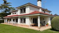 Vista exterior de Casa o xalet en venda en Boadilla del Monte amb Calefacció, Jardí privat i Parquet