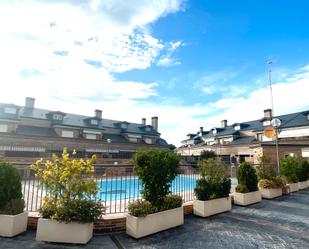 Piscina de Casa adosada en venda en Boadilla del Monte amb Aire condicionat, Terrassa i Balcó