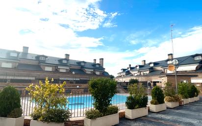 Piscina de Casa adosada en venda en Boadilla del Monte amb Aire condicionat, Terrassa i Balcó