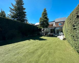 Jardí de Casa adosada en venda en Boadilla del Monte amb Aire condicionat, Calefacció i Jardí privat