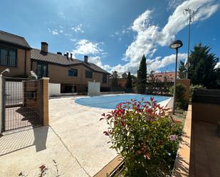 Piscina de Casa adosada de lloguer en Boadilla del Monte amb Aire condicionat, Terrassa i Piscina