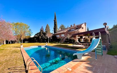 Jardí de Casa o xalet en venda en Boadilla del Monte amb Aire condicionat, Terrassa i Piscina