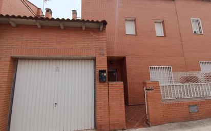 Exterior view of Single-family semi-detached for sale in Chozas de Canales  with Terrace