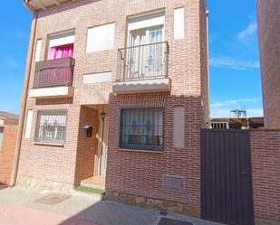 Vista exterior de Casa adosada en venda en Villamanta amb Terrassa