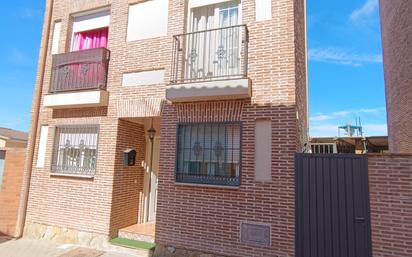 Vista exterior de Casa adosada en venda en Villamanta amb Terrassa