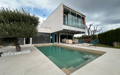 Piscina de Casa o xalet en venda en Boadilla del Monte amb Aire condicionat, Calefacció i Jardí privat