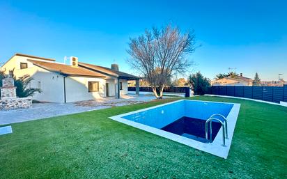 Swimming pool of House or chalet for sale in Casarrubios del Monte  with Air Conditioner, Heating and Private garden