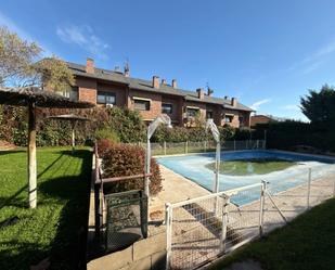 Piscina de Casa adosada en venda en Boadilla del Monte amb Aire condicionat, Calefacció i Jardí privat