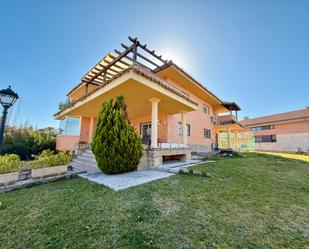 Vista exterior de Casa o xalet en venda en Boadilla del Monte amb Aire condicionat, Calefacció i Jardí privat