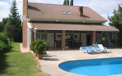 Swimming pool of House or chalet for sale in Boadilla del Monte  with Air Conditioner, Terrace and Swimming Pool