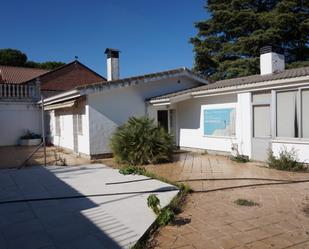 Vista exterior de Casa adosada en venda en Majadahonda amb Terrassa i Piscina