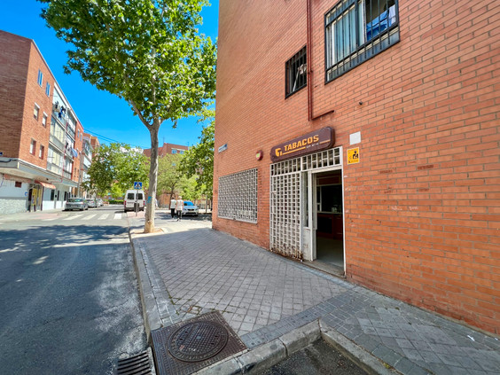 Local en alquiler  en Calle JAVIER DE MIGUEL, Madrid Capital