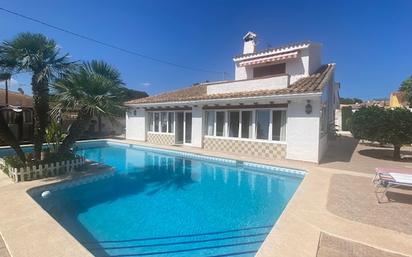 Vista exterior de Casa o xalet en venda en Benidorm amb Terrassa i Piscina