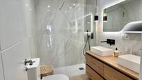 Bathroom of Flat for sale in Marbella  with Terrace