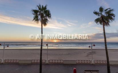 Vista exterior de Pis en venda en  Cádiz Capital amb Aire condicionat, Terrassa i Primera línia de mar