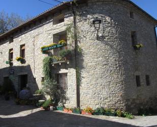 Vista exterior de Casa o xalet en venda en Sabiñánigo amb Terrassa i Balcó